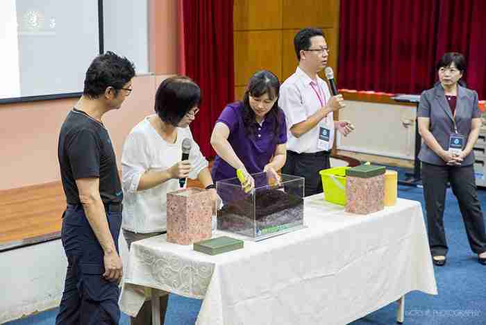  陳志銘處長在會中報告分享臺中市公立葬區的樹葬做法以及使用現況，示範現行的樹葬程序