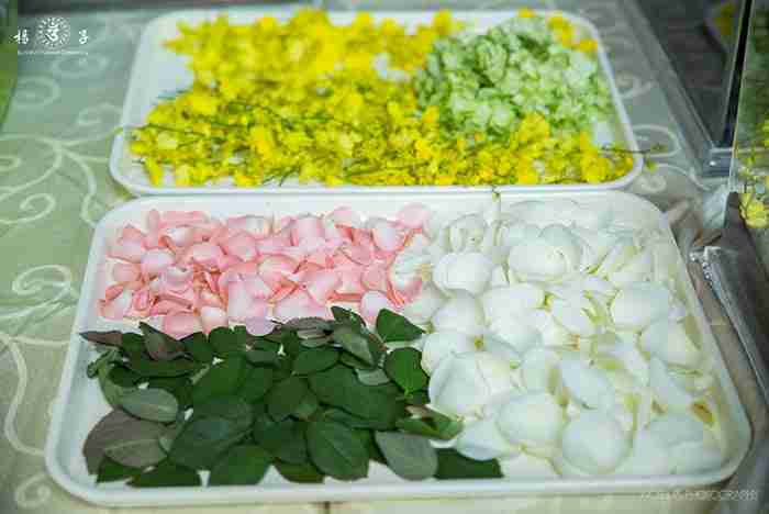  灑葬的有機材料可以選用不同顏色與品種的花，搭配得宜的繽紛色彩可讓視覺效果更豐富