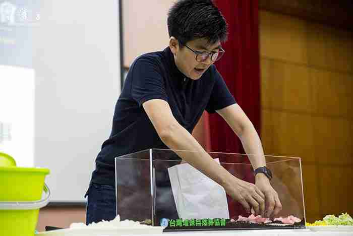  張郡庭理事的灑葬儀程示範，前後費時十幾分鐘，用心令人感動