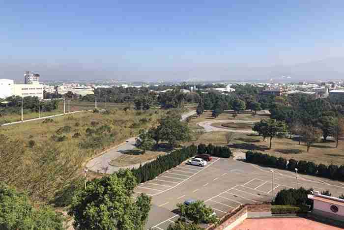 毛小孩被當成家庭成員，死亡後如何道別？台中市在神岡崇璞園公墓規劃寵物樹葬專區，讓飼主能永恆追思。圖／台中市生命禮儀管理處提供