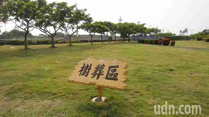 屏東縣林邊鄉第6公墓推動環保自然葬，圖為樹葬區。記者蔣繼平／攝影