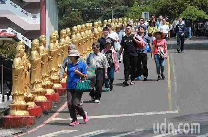 位在台北市的福德公墓，市府規劃掃墓公車提供掃墓民眾免費搭乘，避免塞車
