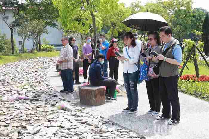 福德公墓詠愛園的樹葬區，由於園區不設立墓碑、不記亡者姓名，在此「掃墓」如同置身公園環境清幽，用思念靜思來緬懷心愛的人
