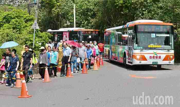 位在台北市的福德公墓，市府規劃掃墓公車提供掃墓民眾免費搭乘，避免塞車