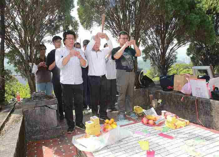 天氣晴朗，不少民眾一早即前往墓園掃墓，緬懷先人