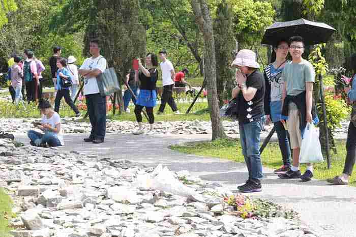 福德公墓詠愛園的樹葬區，由於園區不設立墓碑、不記亡者姓名，在此「掃墓」如同置身公園環境清幽，用思念靜思來緬懷心愛的人