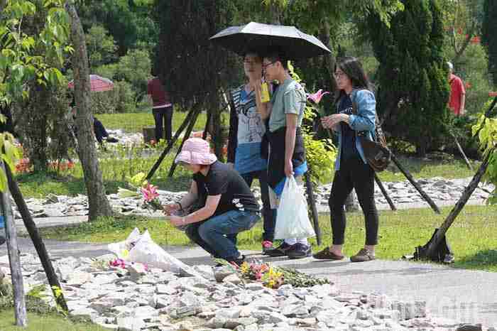 福德公墓詠愛園的樹葬區，由於園區不設立墓碑、不記亡者姓名，在此「掃墓」如同置身公園環境清幽，用思念靜思來緬懷心愛的人
