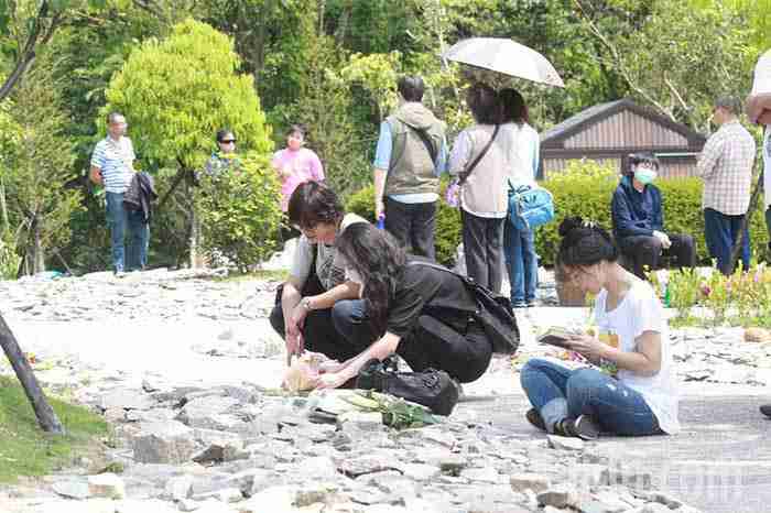 福德公墓詠愛園的樹葬區，由於園區不設立墓碑、不記亡者姓名，在此「掃墓」如同置身公園環境清幽，用思念靜思來緬懷心愛的人