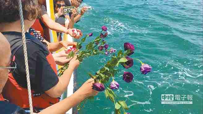 台中市府推廣多元自然葬法，海葬訴求是希望讓家人看到大海便追憶起已故親人。（盧金足翻攝）