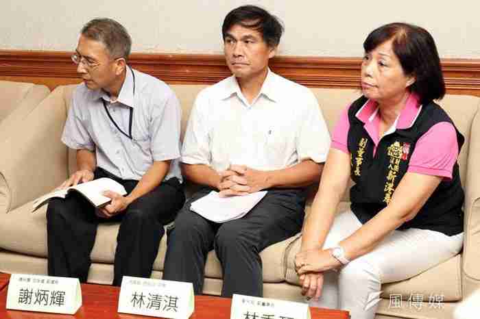 民進黨立委蔡易餘、江永昌、蘇治芬、莊瑞雄等人上午召開「尊重宗教自由，環保減香不是禁香」記者會，並邀請環保署空保處副處長謝炳輝(左起)、內政部民政司司長林清淇、奉天宮副董事長林秀琴出席