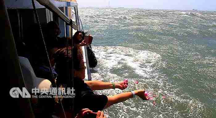 不帶走一片雲彩 環保海葬讓先人徜徉大海