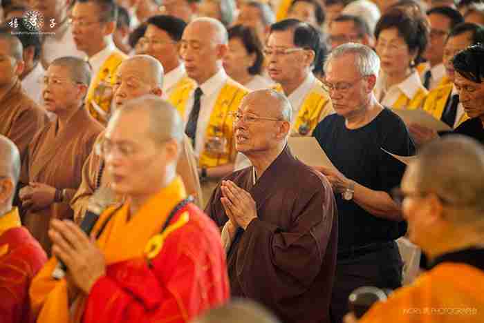 在定媽媽眼中，兒子當年曾經背過省一中書包的肩頭，曾經擅長讀冊寫字考試的雙手，出家後卻是用來做挑磚砌牆拌水泥的粗重工作，怎不教她「心頭揪毋甘」？