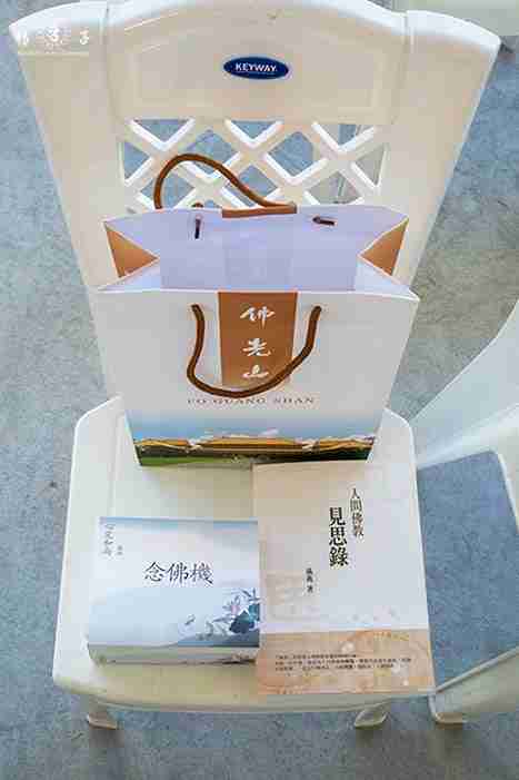 心定和尚與家人特別準備製贈給追思會來賓的結緣品，是滿義法師的著作《人間佛教見思錄》，以及內建定和尚錄音的念佛機——這也是定媽媽生前最愛的除憂解悶法寶