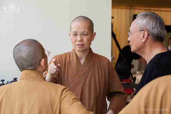 佛光山中區總住持覺居法師，是規劃統籌定媽媽告別追思會全部流程與細節的總召集人