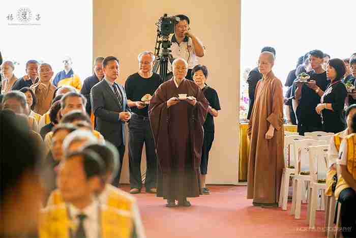 佛光山追思會上例行的家屬獻供，是個看似簡單，其實不簡單的儀式。如「行雲流水」般的獻供流程，在在體現了楊子對每一項禮儀服務工作細節的自我要求