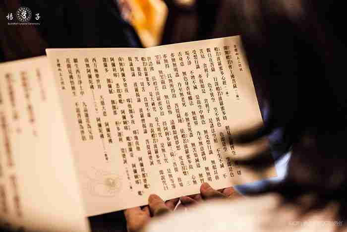 念佛，意味著安住在諸佛菩薩身上，同時也是代佛說法，度化往生親人