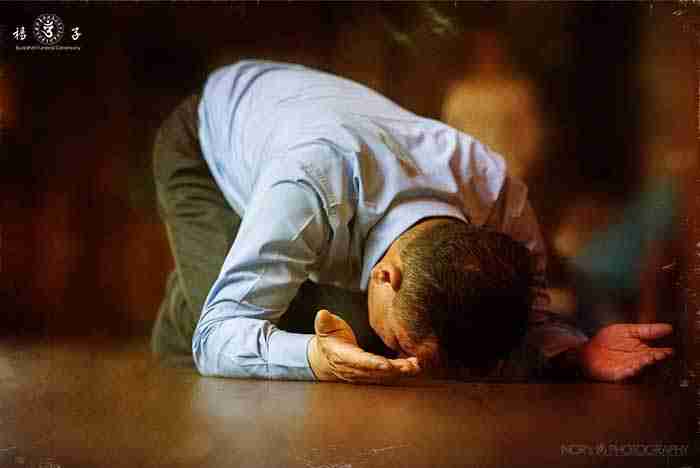 楊子佛教禮儀台中服務處負責人楊子牧，虔誠薰習佛法多年，將佛法信仰融入殯葬禮儀的服務過程中