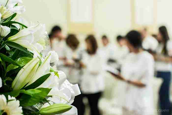 純白色系的會場布置，與來賓身上的白衣相互映襯，整個禮廳宛如籠罩在一片療癒人心的白光之中