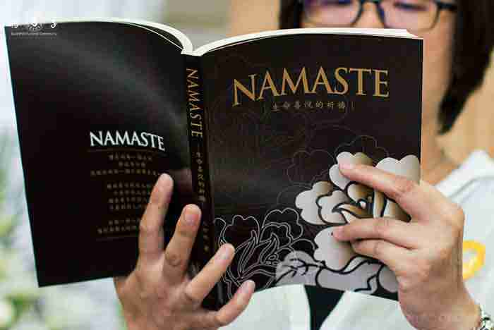 王育誠的好友於追思會中分享了《NAMASTE 生命喜悅的祈禱》一書中的祈禱文。