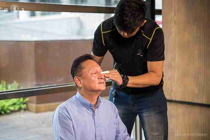 總是穿著正式禮儀師制服的楊子牧師兄止不住滿頭大汗，「美的in臺灣」工作人員不時得為他擦汗補粉