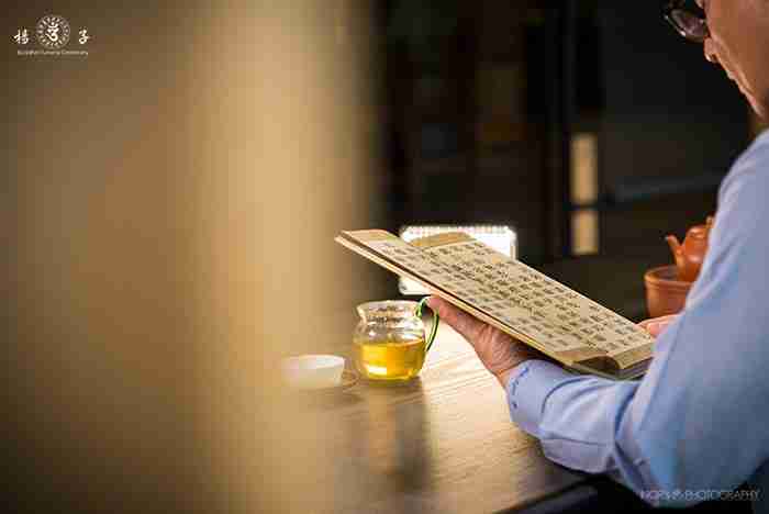 楊子牧師兄心誠而專注的讀經讀得忘我，渾然忘了攝影鏡頭