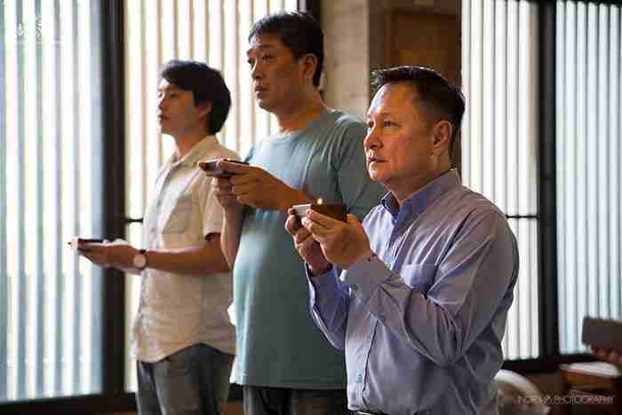 身為虔誠佛弟子的子牧師兄，進入寺院的第一件事，就是帶著所有的工作人員一同在佛菩薩面前虔心供燈