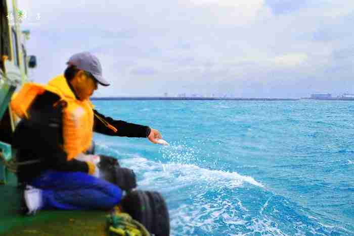  楊子只能靠著自行嘗試摸索，逐一解決環保葬過程中所遭遇的諸多難題（特別是執行難度較高的海葬），才終於奠定了後來沿用至今的模式與流程。（圖為臺中港第一任局長陳鳴錚將軍的海葬實況）