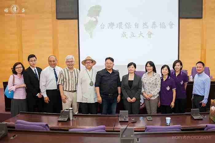  成立於今年（2017）6 月的臺灣環保自然葬協會，肩負著為土地盡心、共創美好環境的使命。（攝於南華大學雲水居國際會議廳，「臺灣環保自然葬協會」成立大會，右一為楊子牧師兄，右五為郭慧娟理事長）