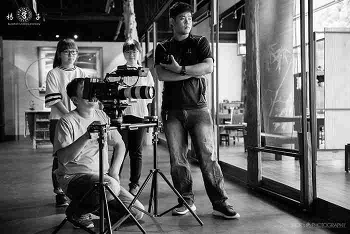 在楊子的攝影師鏡頭下，「美的in臺灣」節目攝影團隊成員對工作的敬業與認真，無所遁形。（攝於秋山堂）