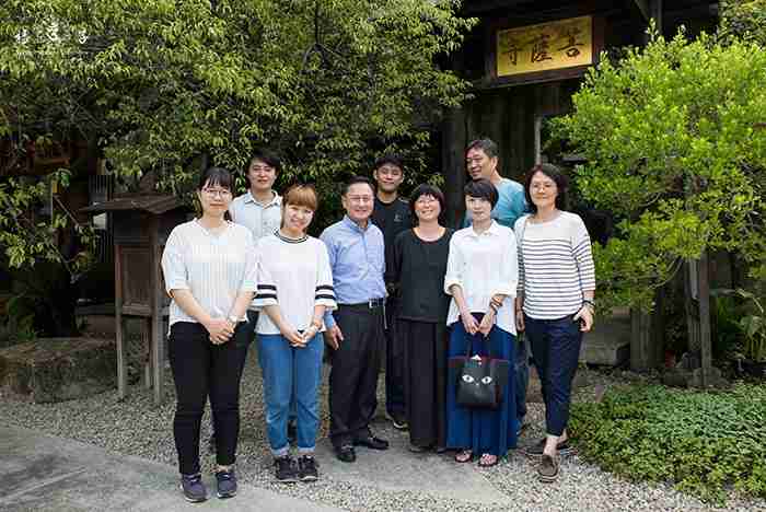 非常感謝菩薩寺監院葉老師（右四）的鼎力協助，讓這次「美的in臺灣」節目專訪的拍攝工作得以圓滿。（「美的in臺灣」工作人員與楊子團隊攝於菩薩寺前）