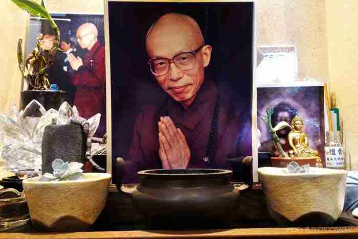  楊子牧師兄於臺中服務處辦公室內供奉的觀音像前恭設聖嚴師父照片，既為追思，亦為自我提醒時時不忘落實師父的「禮儀環保」理念。