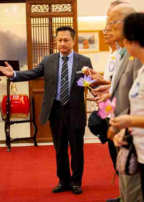 楊師兄說，禮儀師必須安定如山，成為值得家屬信任的依靠和安定的力量，以免徬惶無措的家屬更加不安