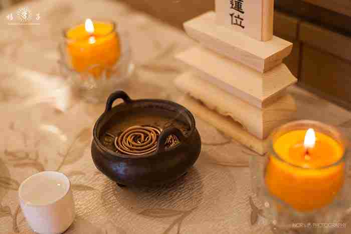 靈前香爐中的香灰是否潔淨平整，以及燃香的種類和品質，足以影響香案的整潔，以及靈堂的空氣清新，還有家屬和奠祭者的嗅覺舒適