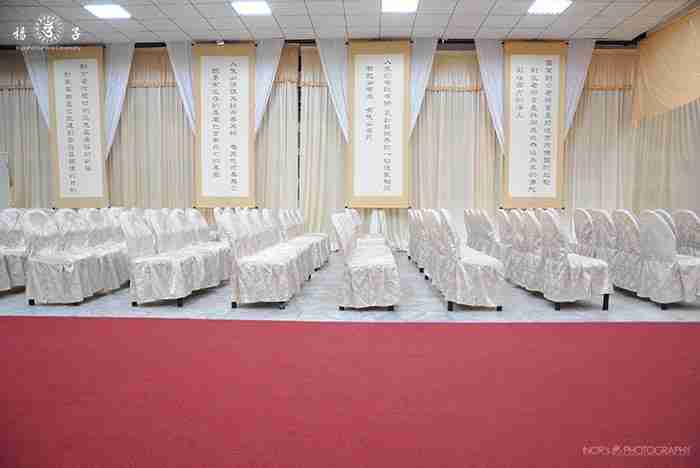 透過莊嚴又溫馨的佛事，接引有緣人親近佛法。這是楊子成立的初衷，走過二十年始終如一，一如我們不曾稍減的至誠心意。（禮廳兩側懸掛的是法鼓山聖嚴師父的法語）