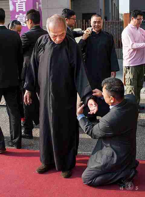 以「黑袍」取代披麻戴孝，不僅僅是為了莊嚴、隆重的象徵意義，更是為了避免往生者因為奠禮上過度哀戚的氛圍而心生罣礙