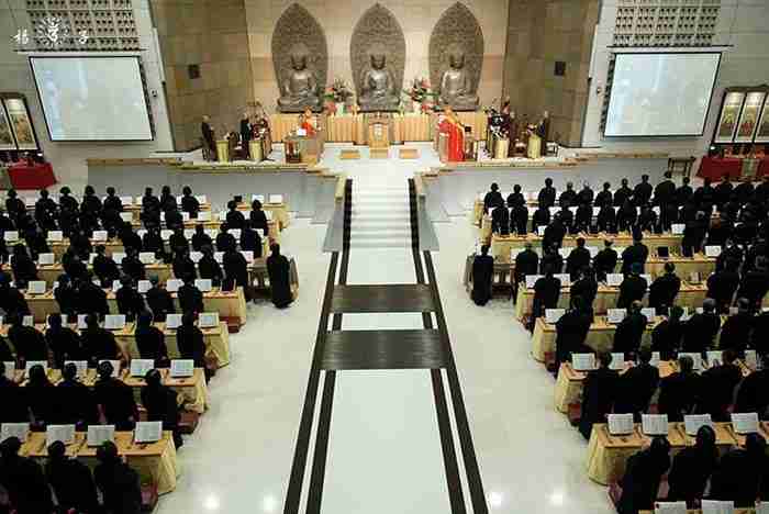 海青是佛門正式禮服，穿著特別需要講究，從穿到脫都必須合乎威儀，自有一套約定成俗的穿脫行立坐臥的SOP。（攝於法鼓山總本山之大悲心水陸法會會場）