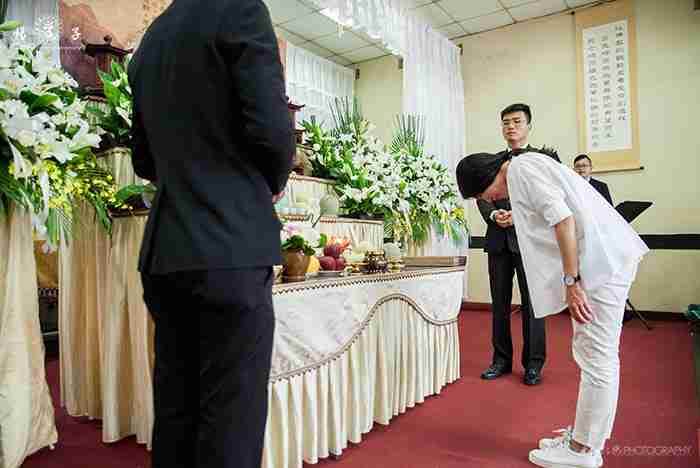 楊子曾經服務過的個案中，即曾有過因為往生菩薩素喜白色，家屬因此決定統一穿白色衣褲，也懇請親友身著白衣出席奠禮