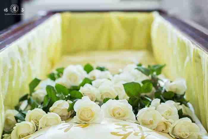 楊師兄堅持採用尺寸遠大於市售標準，材質也遠勝過坊間慣見規格的往生被，儘管因此必須增加成本也在所不惜。（圖示棺內為入殮專用水被）