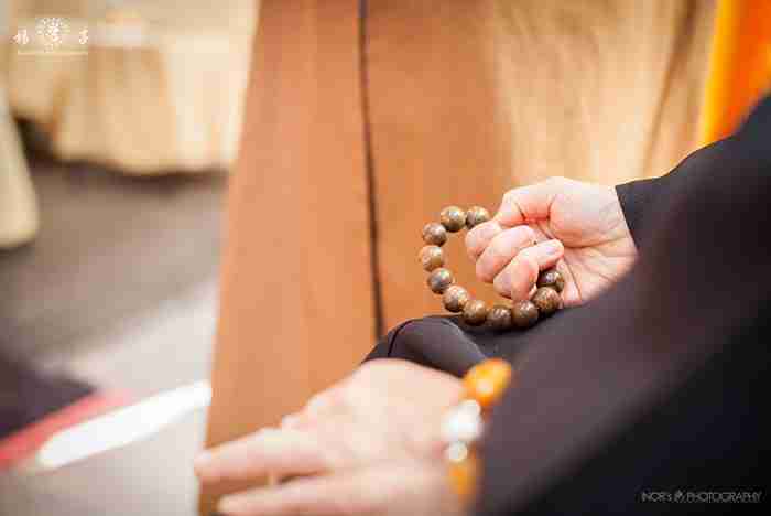 【楊子的日常】生死相安,冥陽兩利 透過家人助念的力量,以及彌陀接引西方的本願力加持,可幫助逝者在虔敬沉穩的念佛聲中安詳往生,同時,家屬也能在專注平靜念佛的過程中安定身心