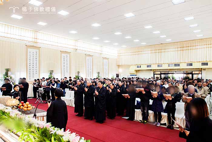 「念佛」是最能利益到亡者的事，尤其是親友的虔誠念佛，能更快讓往生者放下萬緣，安詳離世，趣向淨土。