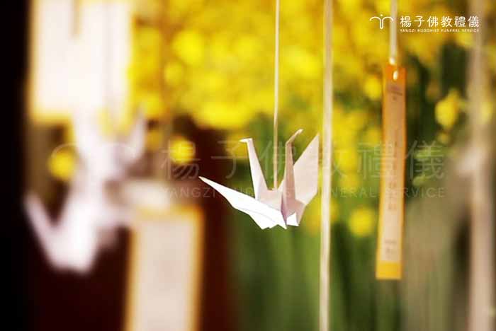 學生們搭遊覽車來,每個人手裡拿著一朵花,魚貫走入禮堂,禮堂裡千百隻紙鶴旋飛,全都是他們摺的。|延伸閱讀‧【愛是一】追思鵬旭老師 學生們搭遊覽車來,每個人手裡拿著一朵花,魚貫走入禮堂,禮堂裡千百隻紙鶴旋飛,全都是他們摺的。