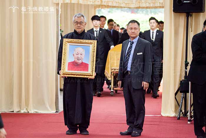 正信如法的佛教葬禮有別於傳統民俗舊慣做法,推動喪葬文化革新的過程艱辛又漫長,多年扎實耕耘成就佛教禮儀最優品牌,受到各界認同與讚賞。 圖:李前副總統元簇先生國葬榮典,台灣首例全程採用佛教儀式,由楊子佛教禮儀來服務圓滿。 楊子佛教禮儀負責人楊子牧的佛教葬禮推廣日常