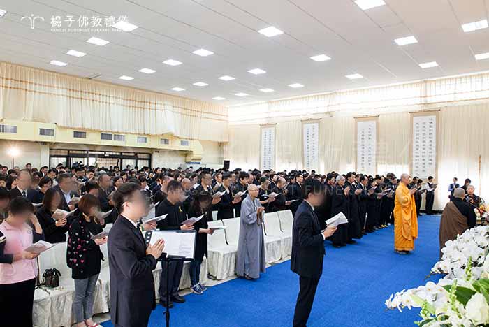 佛教葬禮莊嚴肅穆、隆重溫馨,引導與會親友來賓共同誦經迴向給往生菩薩,是楊子佛教禮儀規劃追思儀式進行的核心重點。轉悲傷為祝福,以做佛事的精神內涵利益生者與亡者。 圖:法鼓山的法師與蓮友菩薩帶動全場誦念祝福。 楊子佛教禮儀負責人楊子牧的佛教葬禮推廣日常