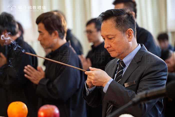 正信佛教葬禮重視精神內涵的助益,能冥陽兩利亦可改變社會風氣。在服務家屬圓滿人生最後一場佛事的過程中,禮儀師也能藉由佛法的殊勝來培植福報與智慧。 圖:楊子佛教禮儀負責人楊子牧投入追思奠禮、葬儀服務工作情景。 楊子佛教禮儀負責人楊子牧的佛教葬禮推廣日常
