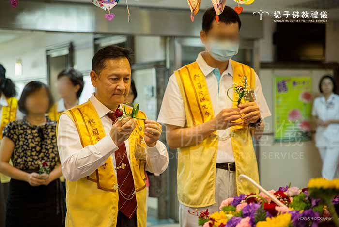 佛光山國際佛光會中華總會台中西屯分會,每年舉辦佛誕節浴佛公益活動。圖:台中榮民總醫院緩和療護病房內,楊子牧師兄身體力行「助人為快樂之本」! 楊子佛教禮儀負責人楊子牧的佛教葬禮推廣日常