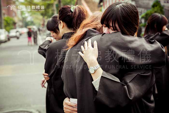 佛陀說人生八苦:「生、老、病、死、怨憎會、愛別離、求不得、五陰熾盛」。喪親之痛非旁人能體會,楊子佛教禮儀師必須具備佛教徒的品質,能在服務過程中常懷同理心、感恩心、慈悲心,陪伴家屬學習藉由佛法的智慧面對『愛別離苦』。 楊子佛教禮儀負責人楊子牧的佛教葬禮推廣日常