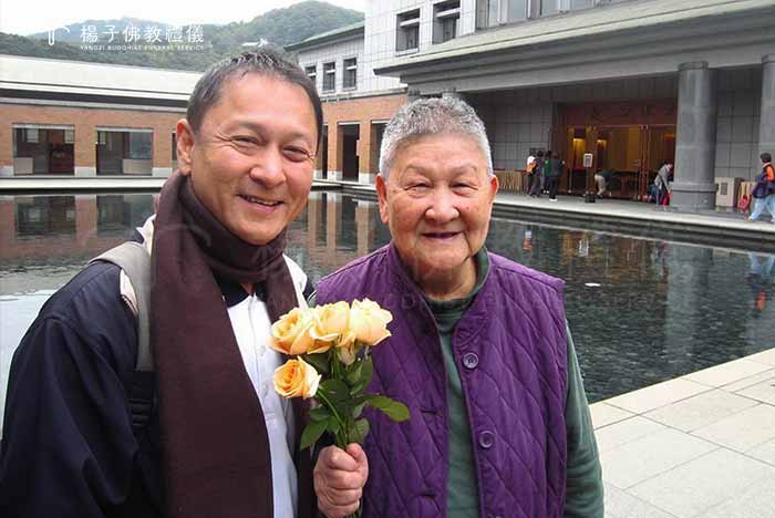 自幼深受楊媽媽言行身教的啟迪引導而皈依學佛，楊子佛教禮儀中區負責人楊子牧亦發心護持佛法、熱衷公益行善與布施。圖:2014年母子合影於法鼓山祈願觀音殿。