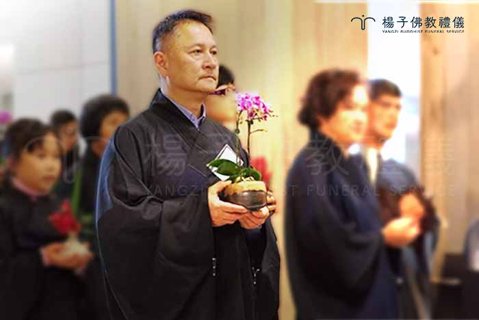 自幼隨家人親近法鼓山農禪寺，依止聖嚴法師學佛，楊子佛教禮儀創辦人楊子牧，護法愛教、立志護持，發心為眾服務。圖:寶雲寺梁皇寶懺獻供