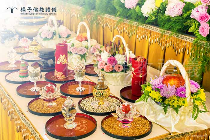 佛教有十供養，即以：香、花、燈、塗、果、茶、食、寶、珠、衣，作為日常廣修供養的行願。供養強調的是發心，即使所供的只有一香一花一果，一樣如說修行、利益眾生，不離菩提心為供養，不起分別心。 圖/楊子佛教禮儀公司