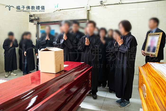 當人過世八至十二小時後，神識就已經離開肉體了。遺體只是一具空殼，並無任何痛感，一般人認知的靈魂或魂魄也不會被燒傷。火化現場呼喊的觀念是需要做改變的。 因此現代佛教奠禮中，火化時並不需要對亡者喊快跑。圖:楊子佛教禮儀公司